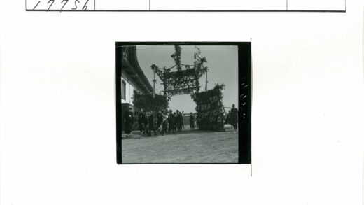 传统建筑拱门下的节日游行.jpg