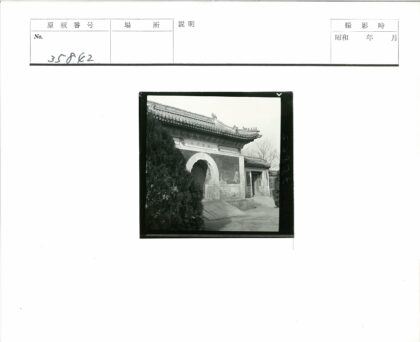 传统建筑拱门与华丽屋顶景观.jpg