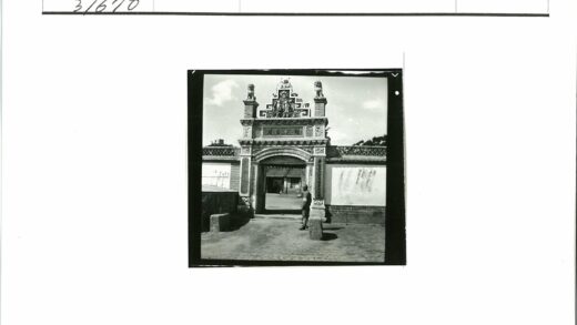 传统建筑拱门与庭院景观.jpg