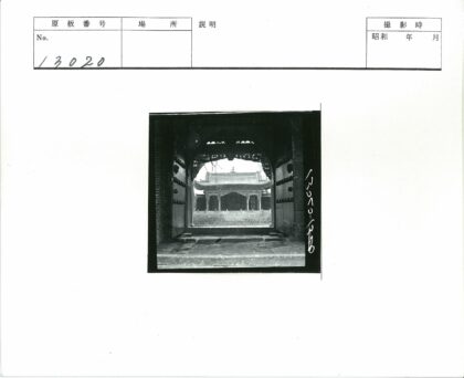传统建筑拱门与石墙细节.jpg