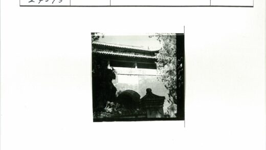 传统建筑拱门与石栏平台.jpg