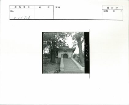 传统建筑拱门与石阶景观.jpg