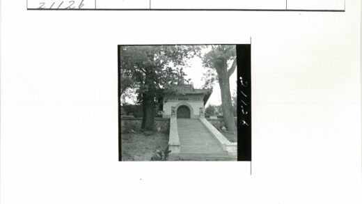 传统建筑拱门与石阶景观.jpg