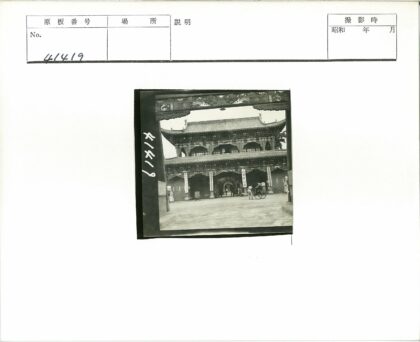 传统建筑拱门入口与手推车人物.jpg