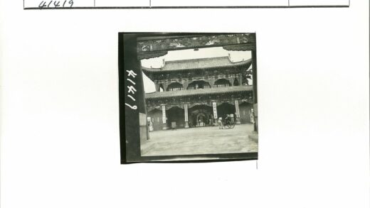 传统建筑拱门入口与手推车人物.jpg