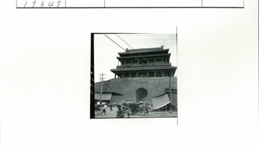 传统建筑拱门街景.jpg