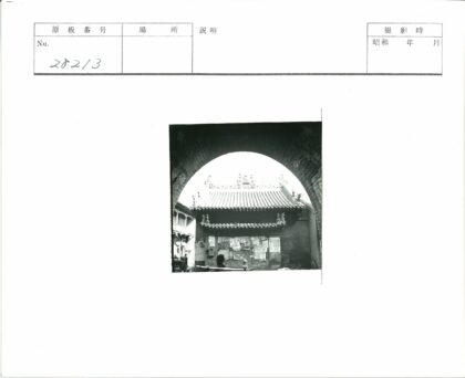 传统建筑拱门遮影.jpg