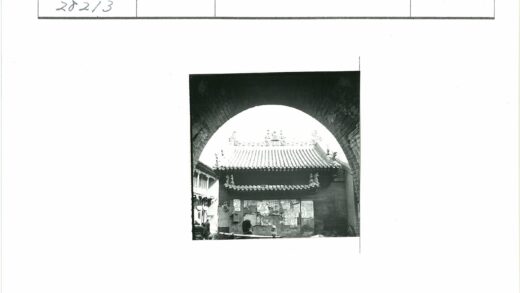 传统建筑拱门遮影.jpg