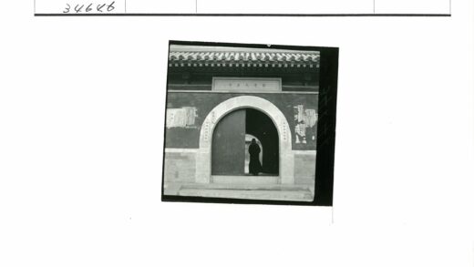 传统建筑拱门阴影人物.jpg