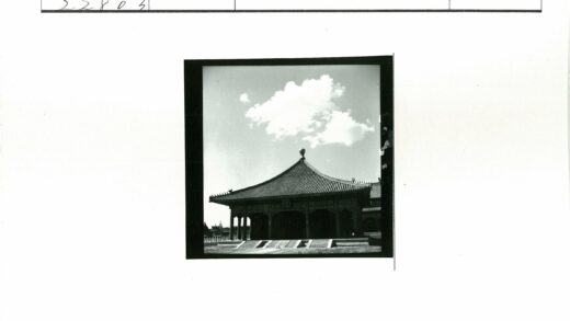 传统建筑斜顶多云天空.jpg