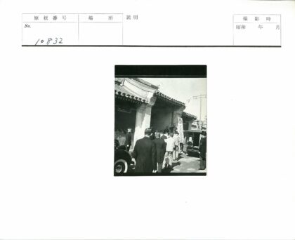 传统建筑旁军民与车辆场景.jpg