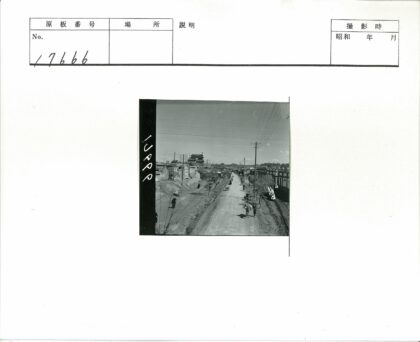 传统建筑旁土路行人搬运景象.jpg