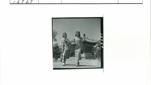 传统建筑旁女性散步.jpg