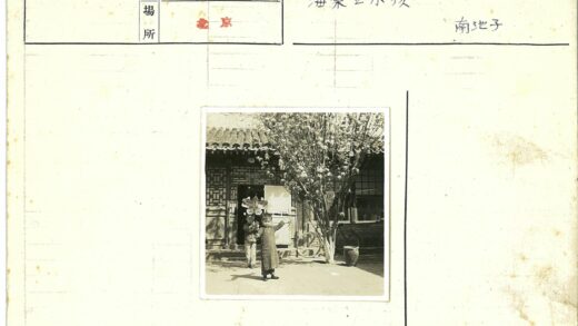 传统建筑旁孩童嬉戏与春日花开.jpg