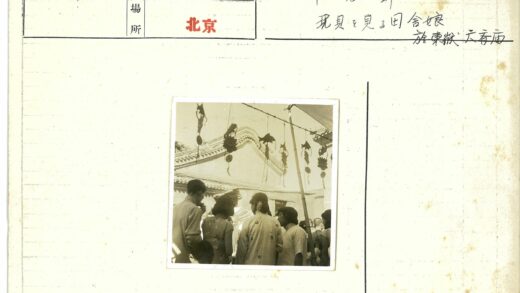 传统建筑旁悬挂装饰下的户外聚会.jpg