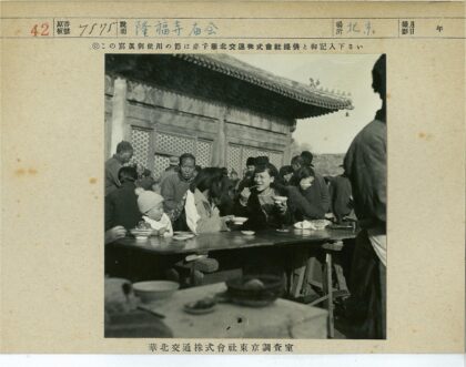 传统建筑旁户外聚餐.jpg