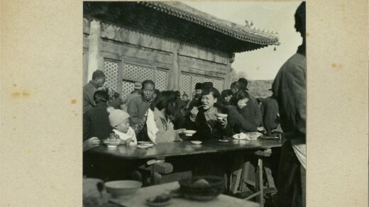 传统建筑旁户外聚餐.jpg