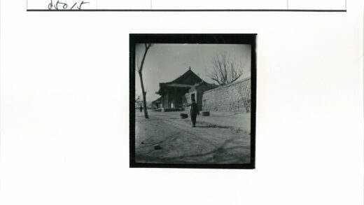 传统建筑旁挎篮行人泥泞小路.jpg