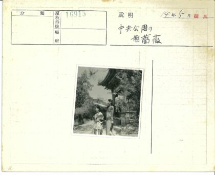 传统建筑旁撑伞妇女与晴空.jpg