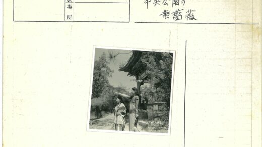 传统建筑旁撑伞妇女与晴空.jpg