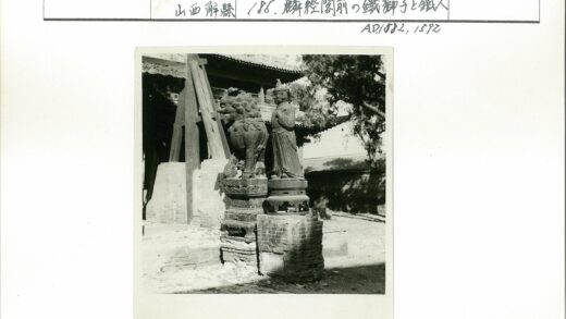 传统建筑旁狮子雕像砖平台.jpg