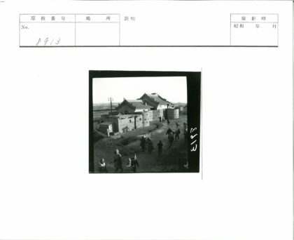 传统建筑旁田野远山风景.jpg
