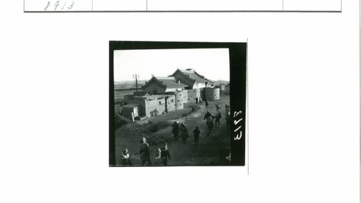 传统建筑旁田野远山风景.jpg