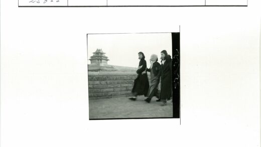 传统建筑旁的三位女性.jpg
