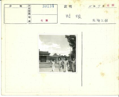 传统建筑旁的四位女性.jpg