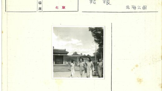 传统建筑旁的四位女性.jpg