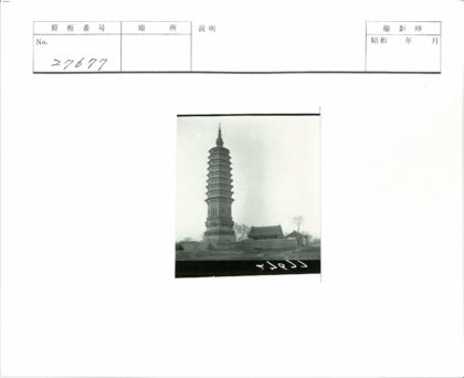 传统建筑旁的多层宝塔景观.jpg