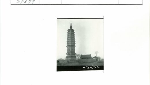 传统建筑旁的多层宝塔景观.jpg