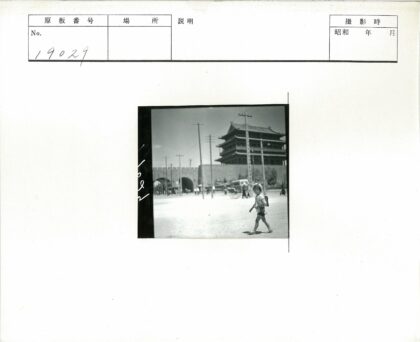 传统建筑旁的小孩与拱门.jpg
