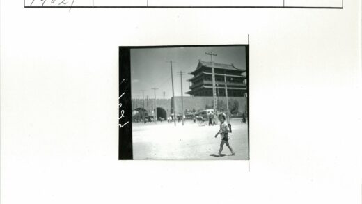 传统建筑旁的小孩与拱门.jpg