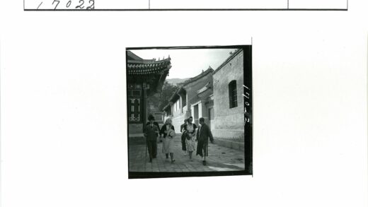 传统建筑旁的小路与华丽屋顶.jpg