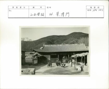 传统建筑旁的山景手推车队.jpg