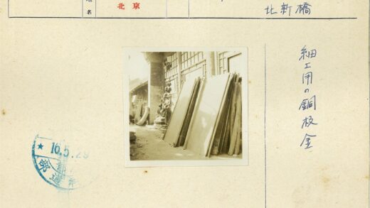传统建筑旁的木板与雕像.jpg