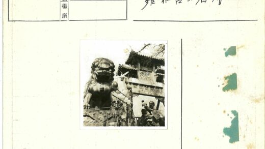传统建筑旁的石狮雕像与父子.jpg