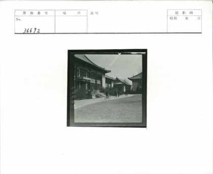 传统建筑旁的自行车骑行.jpg