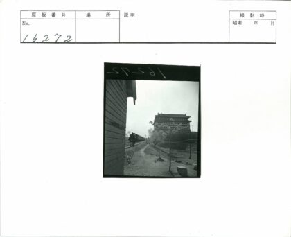 传统建筑旁驶过的火车.jpg