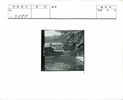 传统建筑映池塘静景.jpg