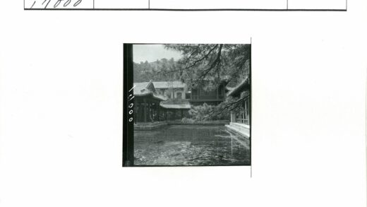 传统建筑映池塘静景.jpg