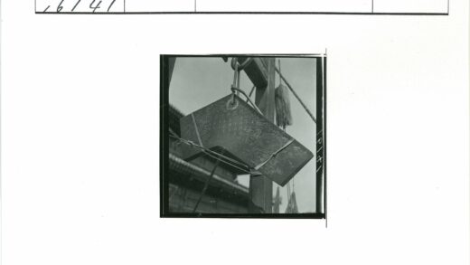 传统建筑木匾特写与瓦顶.jpg
