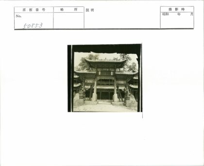 传统建筑木构与狮子雕像细节.jpg