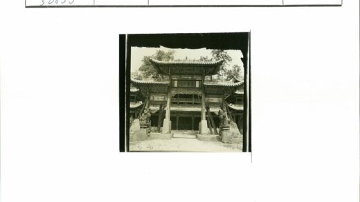 传统建筑木构与狮子雕像细节.jpg