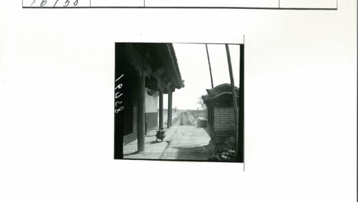 传统建筑木柱与花盆景观.jpg