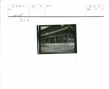 传统建筑木柱屋檐多层石基座.jpg