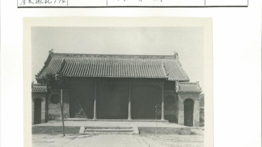 传统建筑木柱瓦顶石阶入口.jpg