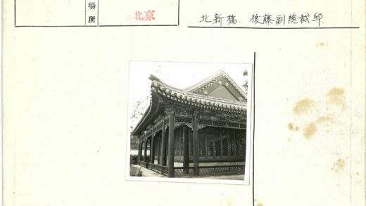 传统建筑木格装饰屋顶瓦片.jpg