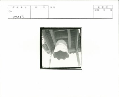 传统建筑木框架悬挂大钟.jpg